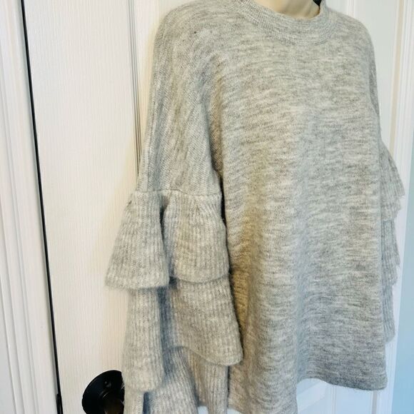 Stunning Andree by Unit Soft Gray Ruffle Sleeve Sweater! 🔥 - Picture 3 of 3